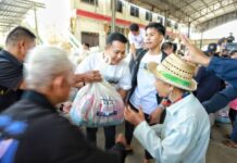 อดีตสส.”ศุภชัย” ขับรถลุยแจกถุงยังชีพช่วยเหลือบรรเทาทุกข์ชาวสามโคกปทุมฯฝั่งตะวันออก