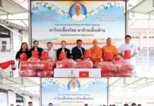วัดพระธรรมกาย มูลนิธิธรรมกาย ร่วมอำเภอคลองหลวง มอบถุงยังชีพช่วยเหลือประชาชนในพื้นที่ตำบลคลองสาม เพื่อการสาธารณสงเคราะห์