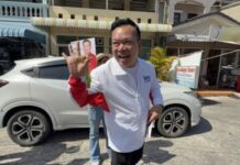 ปทุมธานี จู้..ทำได้ ผู้สมัคร สส ลงพื้นที่หาเสียง พกใบมะยม แขวนหลวงพ่อชอบ เผยเป็นเคล็ดลับ ให้ประชาชน นิยมชมชอบ